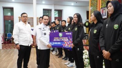 Pj Gubernur Sumsel Agus Fatoni Serahkan Penghargaan Atas Prestasi Atlet dan Pelatih PORWIL Sumatera XI Tahun 2023