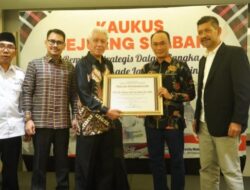 Dinilai Bekerja Untuk Rakyat, Pj Gubernur Sulbar Prof Zudan Terima Penghargaan Dari Tokoh Pejuang Pembentukan Provinsi Sulbar