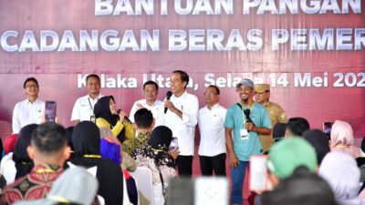 Pj. Gubernur Sultra Dampingi Presiden Jokowi Serahkan Bantuan Pangan bagi Masyarakat di Kolaka Utara