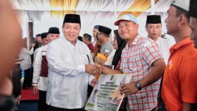 Gubernur Arinal Ikuti Pengajian Akbar Pemprov Lampung di Way Kanan, Juga Menyerahkan Bantuan, Meninjau Operasi Pasar Murah dan Posko Kesehatan serta Sosialisasikan Kemajuan Pembangunan Provinsi Lampung