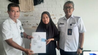 Dukcapil Serahkan Akta Kematian Korban Pesawat Latih Tecnam P2006T