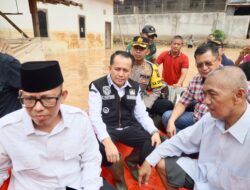 Beri Bantuan Langsung, Pj Gubernur Agus Fatoni Gunakan Perahu Karet Tinjau Lokasi Banjir di Kabupaten OKU