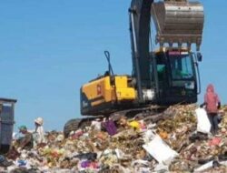 Agar Diperhatikan…! Kendaraan Angkut Sampah Menuju TPA Temesi Wajib Bayar Restribusi Jalan, Pungli Kah Ini…?