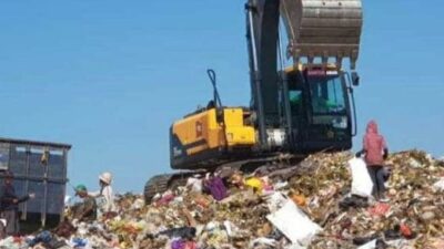 Agar Diperhatikan…! Kendaraan Angkut Sampah Menuju TPA Temesi Wajib Bayar Restribusi Jalan, Pungli Kah Ini…?