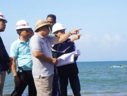 Disambut Baik Warga, Proyek Pengaman Pantai Pebuahan Dipantau Bupati Tamba