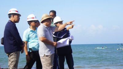 Disambut Baik Warga, Proyek Pengaman Pantai Pebuahan Dipantau Bupati Tamba