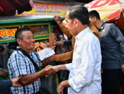 Pj. Gubernur Samsudin Dampingi Kunjungan Presiden Joko Widodo ke Pasar Sentral Kota Bumi, Disambut Antusias oleh Ribuan Warga