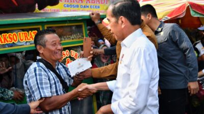 Pj. Gubernur Samsudin Dampingi Kunjungan Presiden Joko Widodo ke Pasar Sentral Kota Bumi, Disambut Antusias oleh Ribuan Warga