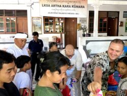Mantap…! Digandeng Bupati Tamba, Mr. Thank You Bantu Warga Jembrana yang Kurang Mampu
