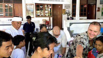 Mantap…! Digandeng Bupati Tamba, Mr. Thank You Bantu Warga Jembrana yang Kurang Mampu