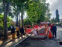 Pasangan Bang-Ipat Daftar Pertama ke KPU Jembrana dengan Iringan Ribuan Pendukung dan Kereta Kencana