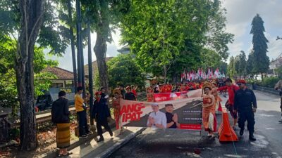 Pasangan Bang-Ipat Daftar Pertama ke KPU Jembrana dengan Iringan Ribuan Pendukung dan Kereta Kencana