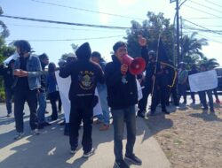 Puluhan Massa Ormas Laskar Sinrijala Indonesia Gelar Aksi Demo di Depan Polsek Tamalate,Protes Lambatnya Penanganan Kasus Kekerasan Perempuan