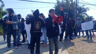 Puluhan Massa Ormas Laskar Sinrijala Indonesia Gelar Aksi Demo di Depan Polsek Tamalate,Protes Lambatnya Penanganan Kasus Kekerasan Perempuan