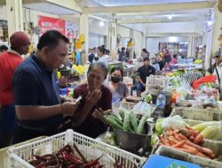 Blusukan ke Pasar Yehembang, Paslon Tamba-Dana Disambut Hangat Pedagang dan Pembeli