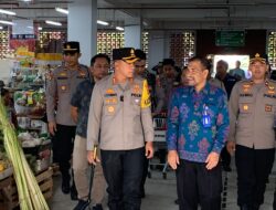 Kapolres Jembrana Pantau Harga Sembako Sambil Uji Coba Body Worn Camera di Pasar Negara Bahagia”