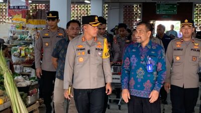 Kapolres Jembrana Pantau Harga Sembako Sambil Uji Coba Body Worn Camera di Pasar Negara Bahagia”