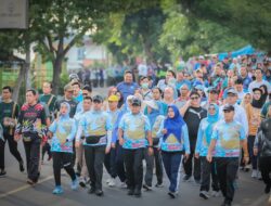 Pj. Gubernur Samsudin Lepas Jalan Sehat yang Diikuti ASN di Lingkungan Pemprov Lampung dalam Rangka Memperingati HUT Korpri ke-53