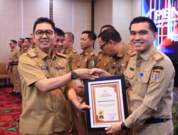 Pj. Sekdaprov Fredy Serahkan Piagam Penghargaan kepada Pemkab/Pemkot yang Berhasil Selesaikan Pengawasan Penyelenggaraan Pemerintahan Daerah Tahun 2023