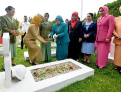Menyambut Hari Ibu, Pj Ketua TP PKK  Sumut Ziarah ke TMP Bukit Barisan