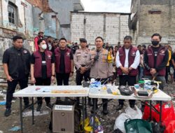 Hujan Deras Tak Halangi Polres Jakbar Gerebek Kampung Boncos, Puluhan Pengguna Sabu Ditangkap, Ini Barang Buktinya
