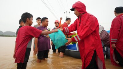 Kunjungi Lokasi Banjir di Pangkep, Pj Gubernur Sulsel Prof Zudan Pastikan Warga Terdampak Tertangani dengan Baik