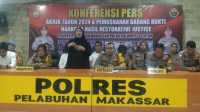 Kapolres Pelabuhan Makassar, AKBP Restu Wijayanto pimpin kompresi pers akhir tahun 2024, pemusnahan barang bukti tersebut