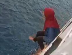 Waduh..! Seorang Wanita Nekat Lompat dari Kapal di Selat Bali