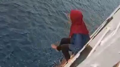 Waduh..! Seorang Wanita Nekat Lompat dari Kapal di Selat Bali
