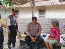 Dadong Sukastri yang Sudah Pikun Diberikan Paket Sembako oleh Kapolsek Gilimanuk