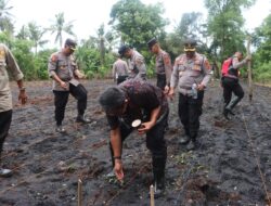 Personil Polres Jembrana Ramai-Ramai ke Kebun Warga Tanam Jagung Jaga Ketahanan Pangan