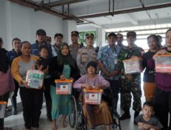 Peduli Kesehatan Warga, Polres Metro Jakarta Barat dan Polsek Kalideres Gelar Pemeriksaan Kesehatan untuk Korban Banjir