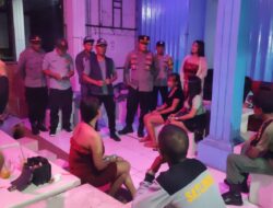 Belasan Cewek Kafe Ini Kaget karena Tiba-Tiba Didatangi Aparat Gabungan