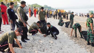 Aksi Bersih Pantai Kedonganan Warnai Peringatan HUT ke-75 Satpol PP dan HUT ke-63 Satlinmas Provinsi Bali