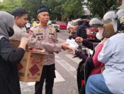 Polsek mamajang berbagi Takjil Buka Puasa Ramadhan 1446 H kepada masyarakat dan pengendara