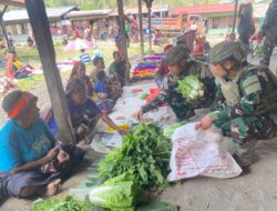 Satgas Yonif 700/WYC Borong Hasil Tani Masyarakat di Pasar Sinak, Mama Papua Tersenyum Bahagia