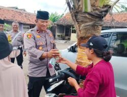 Sasar Warga Muslim, Polsek Gilimanuk Bagi-Bagi Takjil di Bulan Puasa