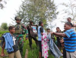 Aksi Sosial Pos Kodim Persiapan Satgas 700, Berbagi Pakaian di Kampung Wako Distrik Gome