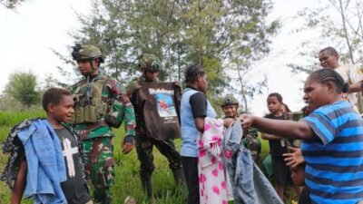 Aksi Sosial Pos Kodim Persiapan Satgas 700, Berbagi Pakaian di Kampung Wako Distrik Gome