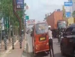 Kasat Lantas Polres Gowa Tunjukkan Kepahlawanan, Evakuasi Mobil Mogok Sendirian