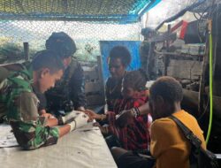 Tenaga Kesehatan TNI Tangani Pasien Malaria di Distrik Ilaga