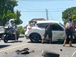Kecelakaan Adu Jangkrik di Yehembang, Minibus Terjun ke Rumah Warga