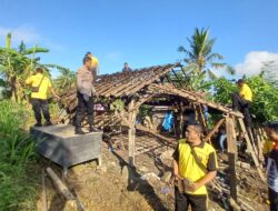 Sambut Hari Bhayangkara ke-79, Polsek Melaya Bedah Rumah Lansia di Nusasari Jembrana.