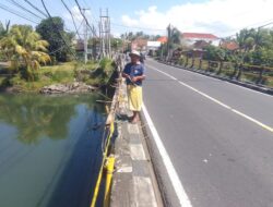 Keselamatan Pengendara, Warga Yehembang Ini Perbaiki Payal Jembatan Seorang Diri