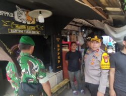 Tiga Pilar Tambora Tertibkan Atribut Ormas dalam Operasi Berantas Jaya 2025