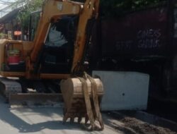 Duh…! Jalan Lukluk-Sading Macet Total Akibat Proyek Drainase dan Trotoar