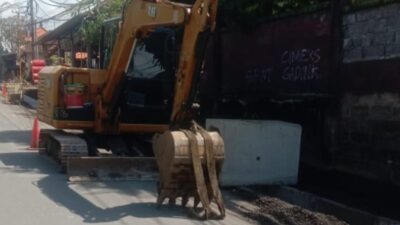 Duh…! Jalan Lukluk-Sading Macet Total Akibat Proyek Drainase dan Trotoar