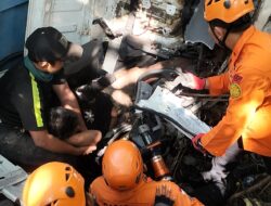 Truk Pengangkut Pasir Jatuh ke Jurang, Sopir Terjepit di Bagian Kaki