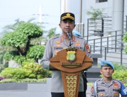 Kapolres Jakbar Beri Penghargaan kepada 25 Personel Berprestasi di Apel Pagi Jam Pimpinan