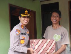 Patut Dicontoh…! Kapolres Jembrana Beri Bantuan Sembako Buat Lansia Penderita Strok